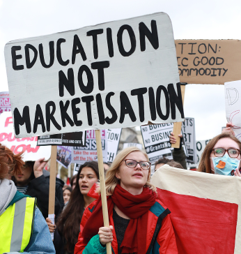 Thousands marched on November 4 calling for #grantsnotdebt and free education. (Image: Gemma Short // www.drawntolight.wordpress.com)
